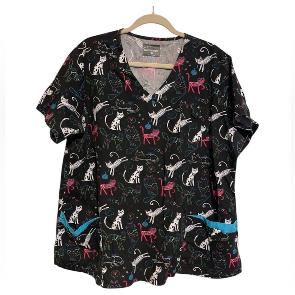 BUTTER SOFT Women’s 2X Scrub Top Black Cats Design Vet Tech Veterinarian